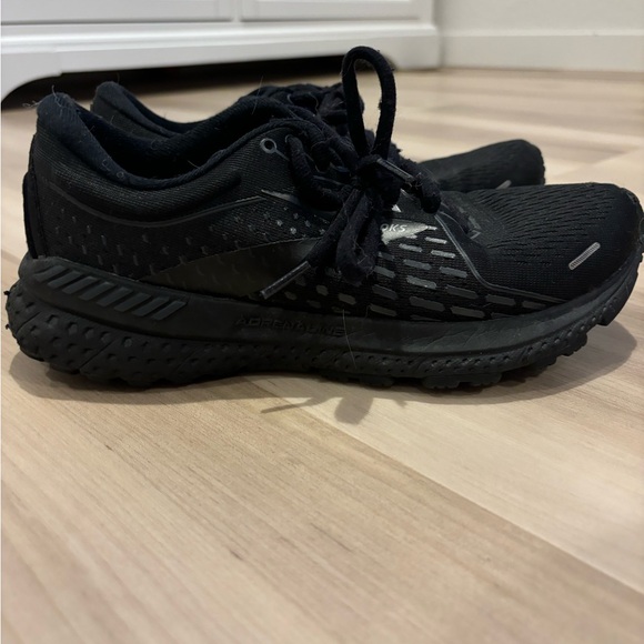 Brooks woman’s running shoe - Picture 2 of 6